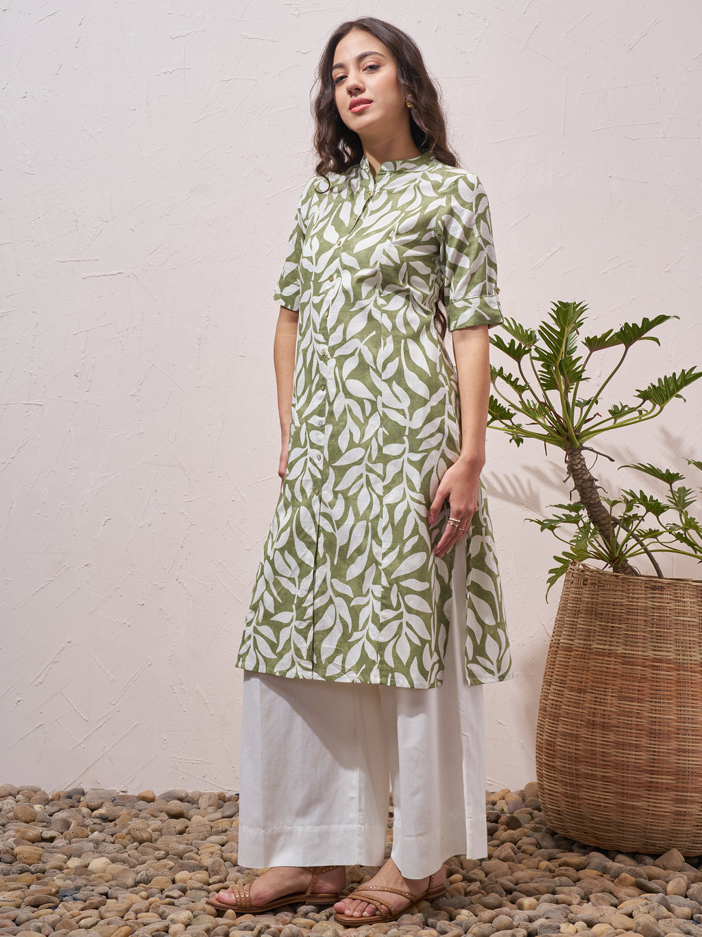 Vara By Vishudh Women Green Printed Straight Kurta - Green - Image 2