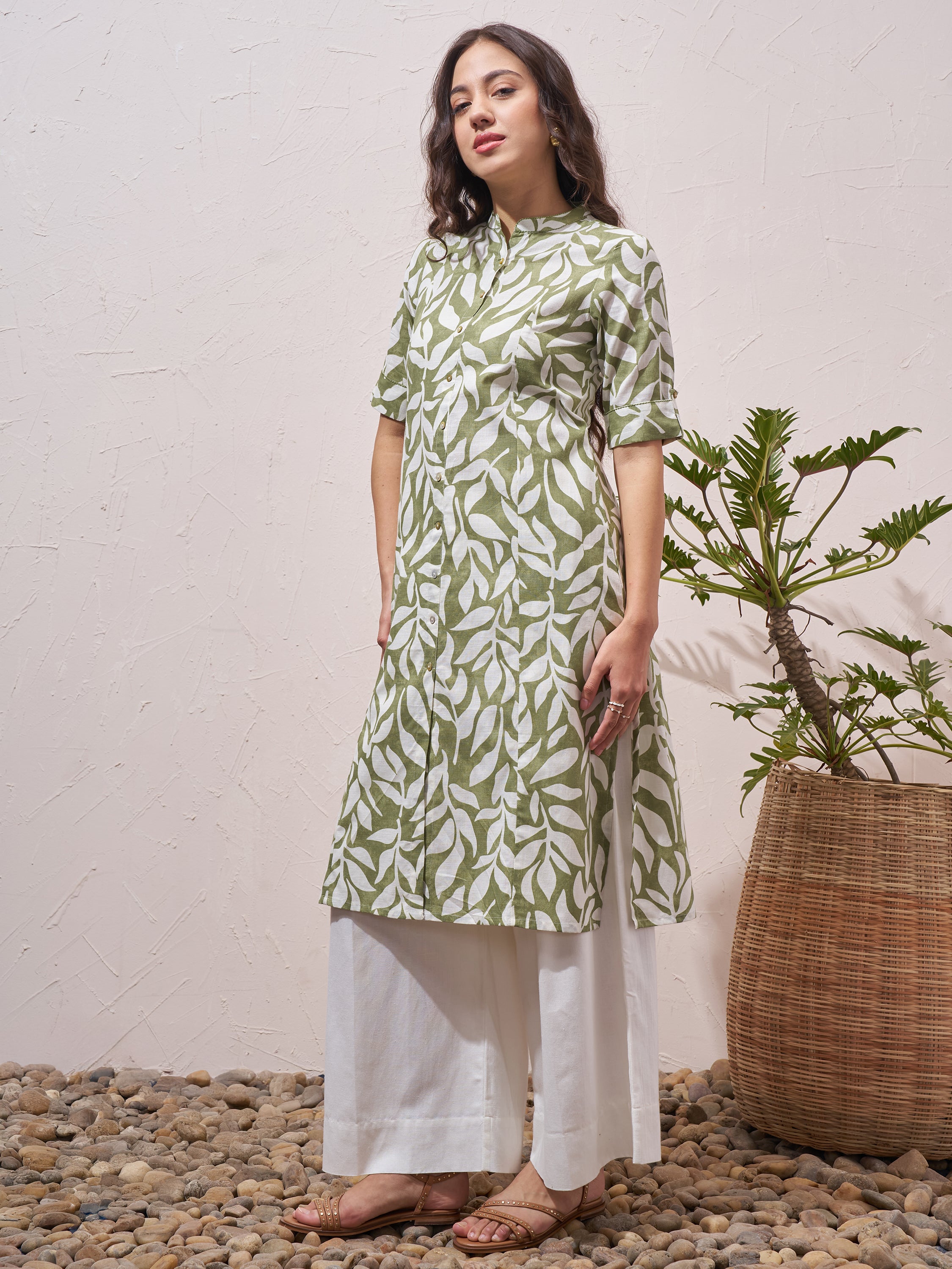 Vara By Vishudh Women Green Printed Straight Kurta - Green - Image 2