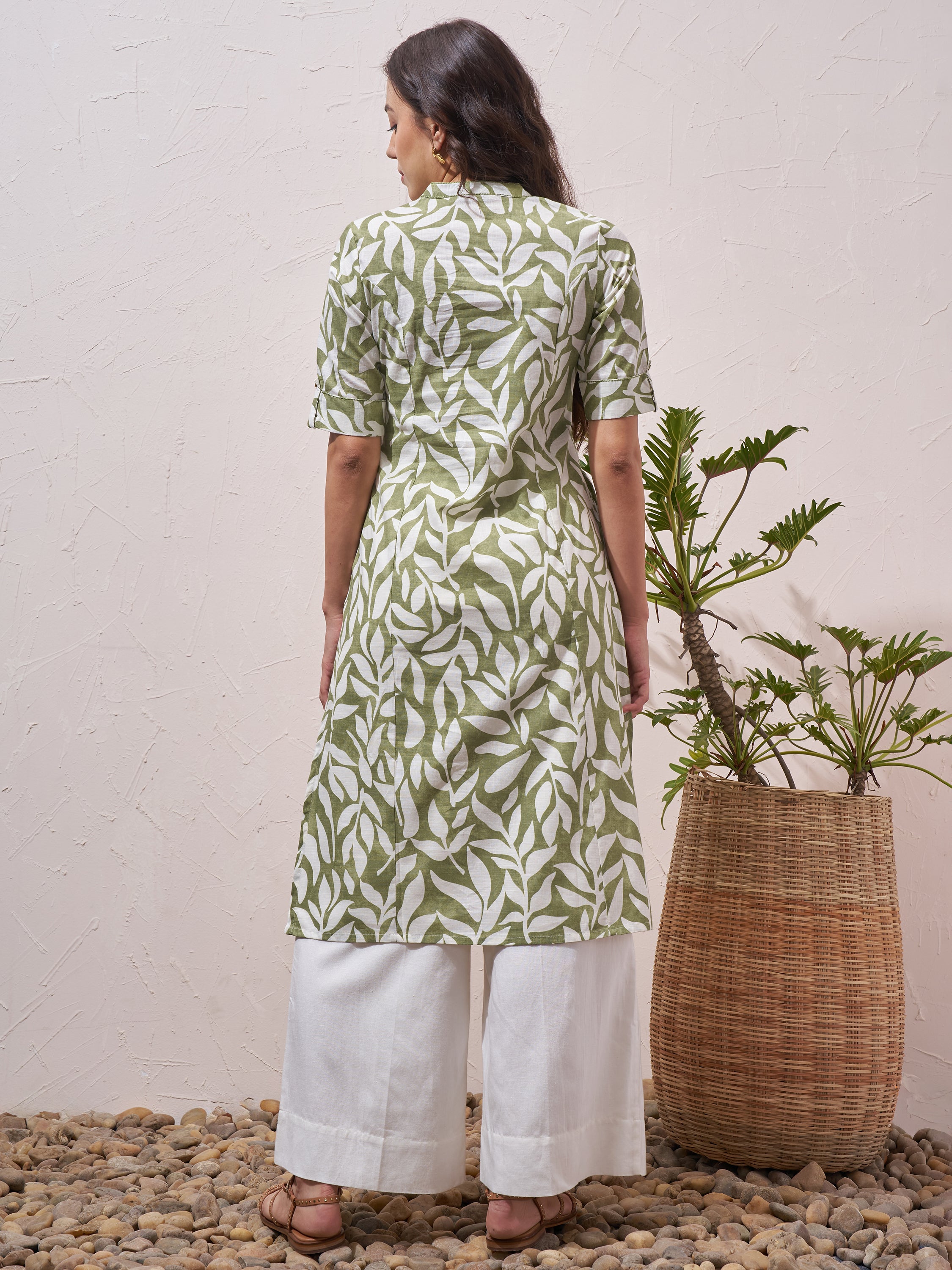 Vara By Vishudh Women Green Printed Straight Kurta - Green - Image 3
