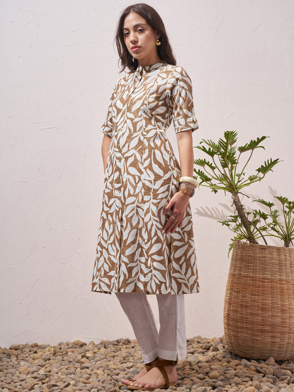 Vara By Vishudh Women Brown Printed Straight Kurta - Brown - Image 2