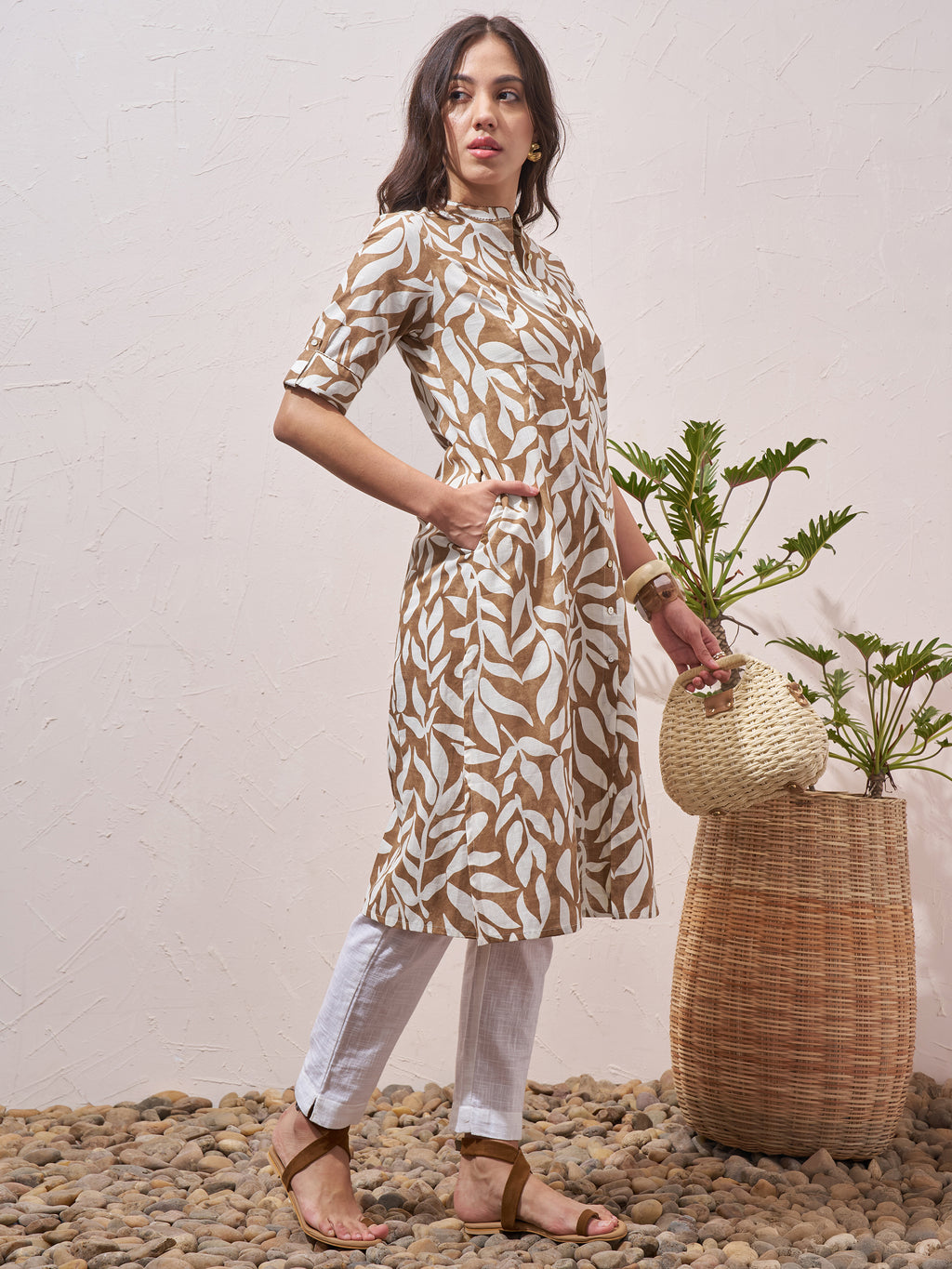 Vara By Vishudh Women Brown Printed Straight Kurta - Brown - Image 4