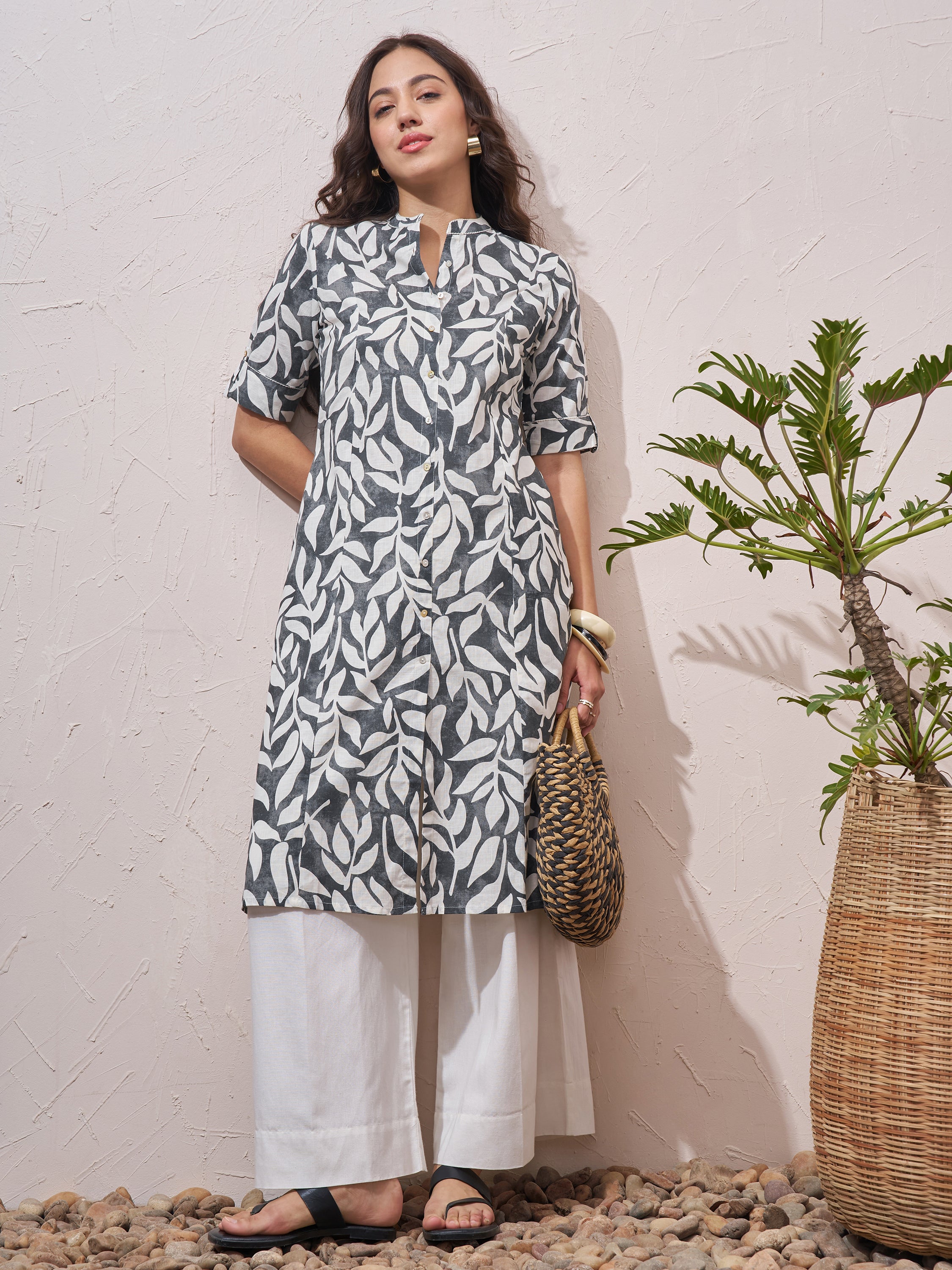 Vara By Vishudh Women Navy Blue Printed Straight Kurta - Navy Blue - Image 1