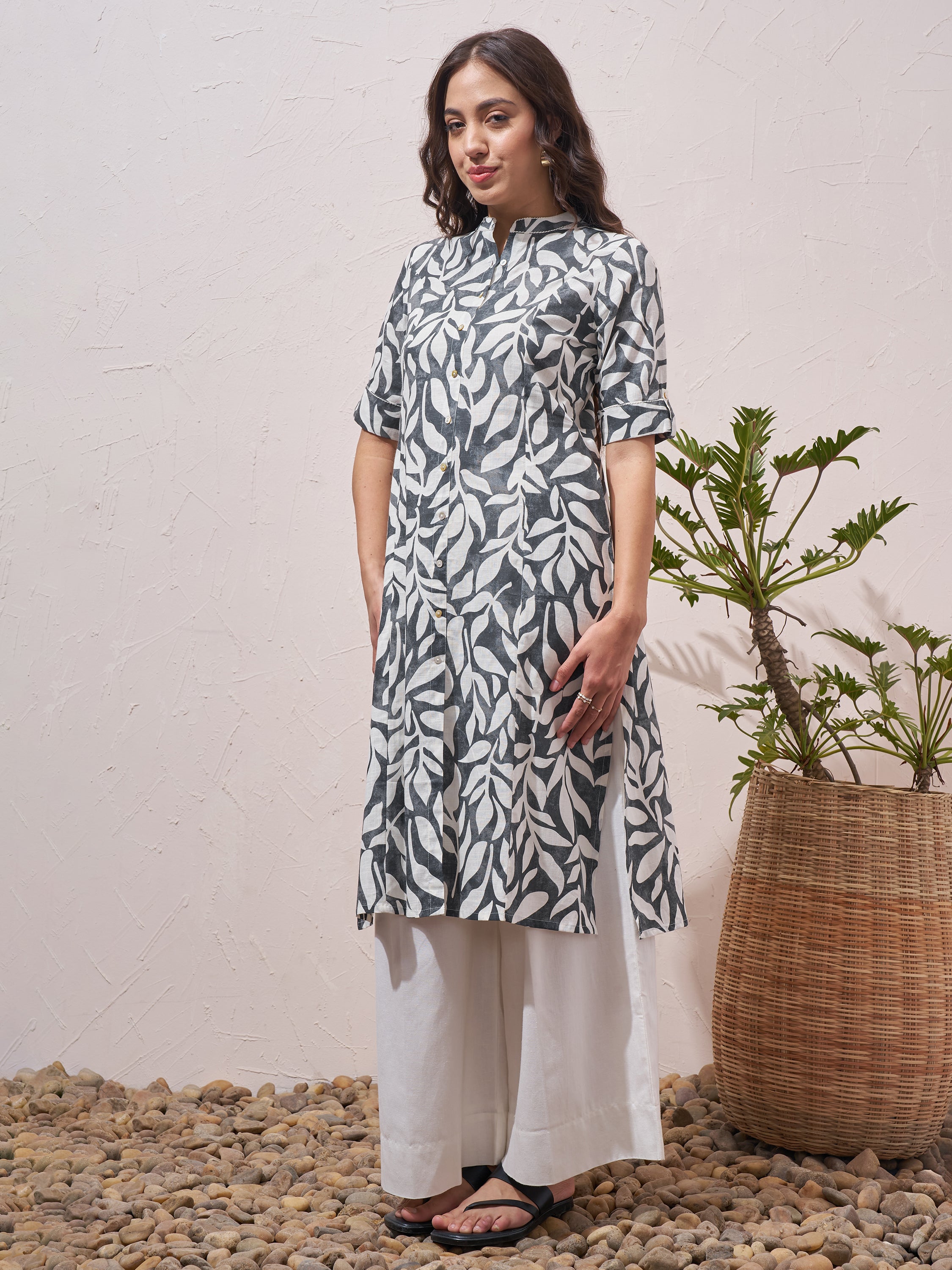 Vara By Vishudh Women Navy Blue Printed Straight Kurta - Navy Blue - Image 2