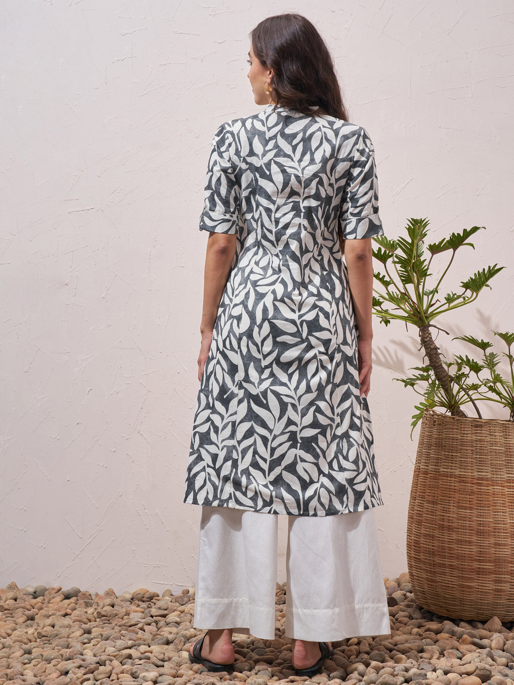 Vara By Vishudh Women Navy Blue Printed Straight Kurta - Navy Blue - Image 3