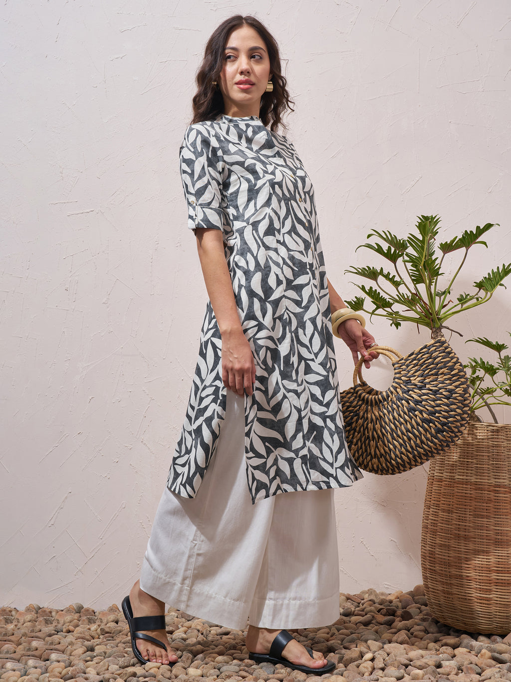 Vara By Vishudh Women Navy Blue Printed Straight Kurta - Navy Blue - Image 4