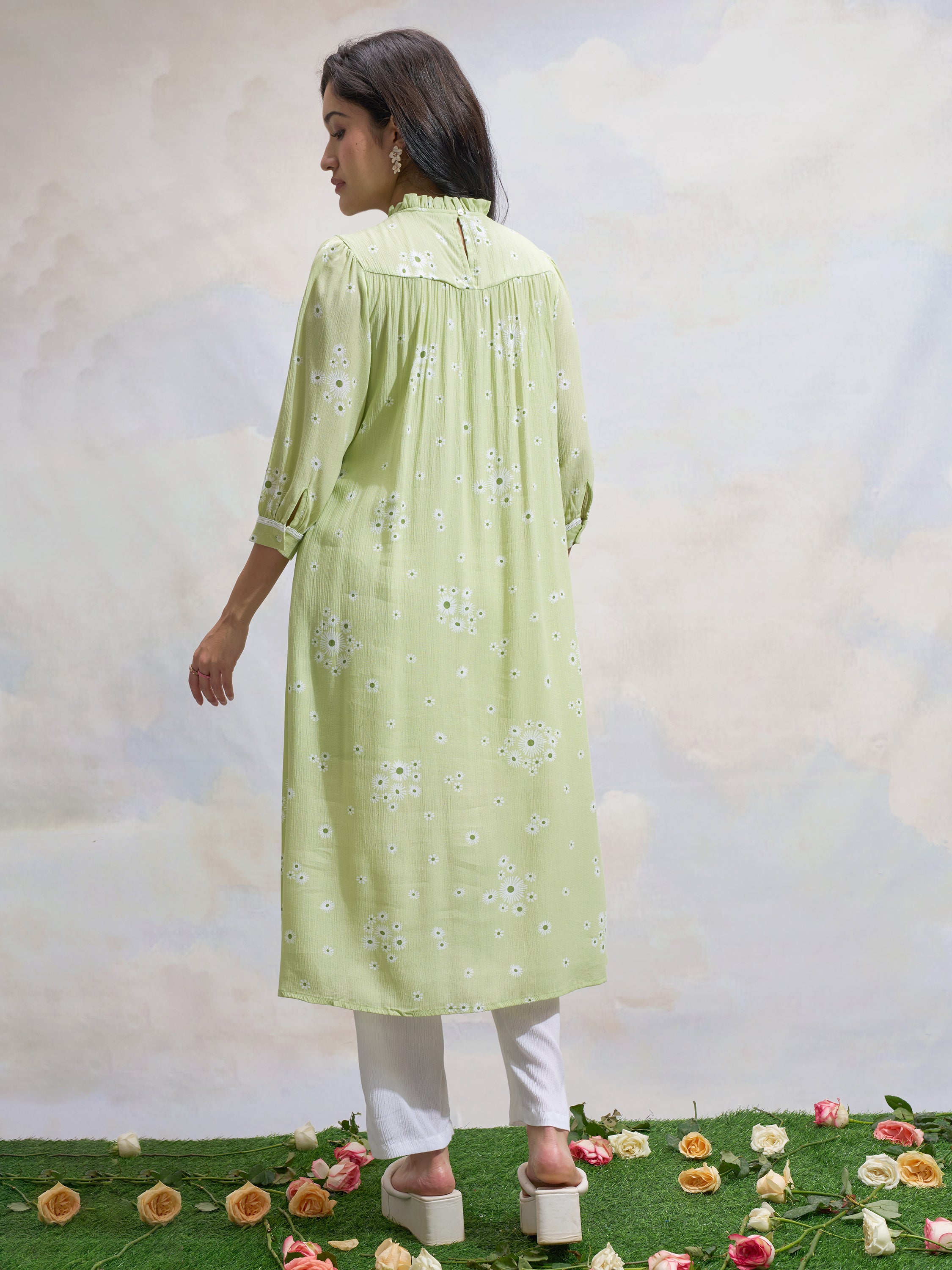 Vara By Vishudh Women Green Printed Straight Kurta - Green - Image 3